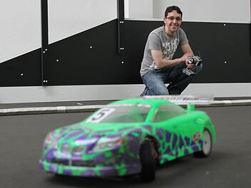 Für Julian Wolkow geht mit der RC-Arena für seine Modell-Autos ein Kindheitstraum in Erfüllung. Fotos: Ulrike Müller