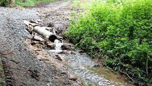Sogar die Kanalrohre wurden in Waizendorf durch die Sturzbäche freigelegt. Foto: privat