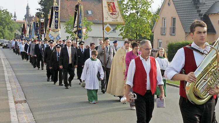 Gemeinsam - mit Musik und wehenden Fahnen - zelebrierte der Bayerische Soldatenbund Forchheim die 25. Friedenswallfahrt in Pinzberg. Fotos: Franz Galster