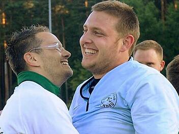 Riesenjubel herrschte noch im Sommer 2014 beim TDC Lindau. Trainer Bastian Knop und Torwart Andreas Weith liegen sich nach dem 2:1-Sieg im entscheidenden Aufstiegsspiel gegen den ASV Nemmersdorf in den Armen. Nun ist die Ära Knop beim TDC beendet. Foto: Peter Mularczyk