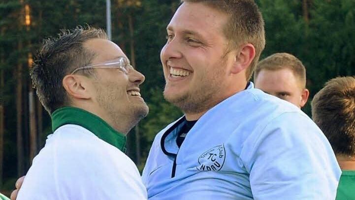 Riesenjubel herrschte noch im Sommer 2014 beim TDC Lindau. Trainer Bastian Knop und Torwart Andreas Weith liegen sich nach dem 2:1-Sieg im entscheidenden Aufstiegsspiel gegen den ASV Nemmersdorf in den Armen. Nun ist die Ära Knop beim TDC beendet. Foto: Peter Mularczyk