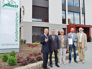 Freude über die Auszeichnung: Robert Knitt von der Oskar-Patzelt-Stiftung (links) mit Bad Kissingens stellvertretendem Landrat Emil Müller, den Gewinnern Hilda und Michael Albert sowie Burkardroths Bürgermeister Waldemar Bug. Foto: Sigismund von Dobschütz