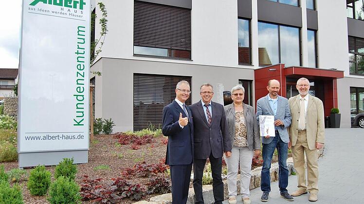Freude über die Auszeichnung: Robert Knitt von der Oskar-Patzelt-Stiftung (links) mit Bad Kissingens stellvertretendem Landrat Emil Müller, den Gewinnern Hilda und Michael Albert sowie Burkardroths Bürgermeister Waldemar Bug. Foto: Sigismund von Dobschütz