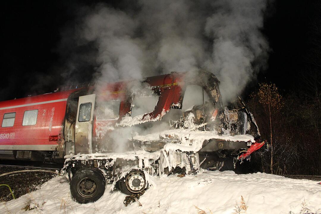 Personenzug rast in US-Militär-Schwertransporter