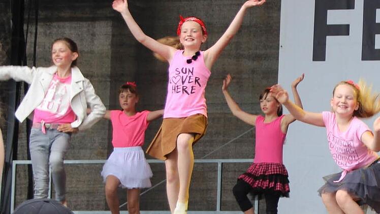 Mit viel Schwung präsentierte sich auch das Tanzstudio Scholz Foto: Oliver Schmidt