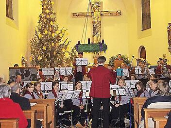 Das Symphonische Blasorchester Küps bescherte seinem Publikum ein zu Herzen gehendes Adventskonzert. Dabei kam auch die zarte "Love melody" von Pavel Stanék für Solo-Trompete und Blasorchester zum Klingen. Foto: Heike Schülein