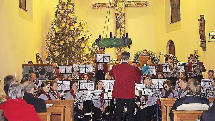 Das Symphonische Blasorchester Küps bescherte seinem Publikum ein zu Herzen gehendes Adventskonzert. Dabei kam auch die zarte "Love melody" von Pavel Stanék für Solo-Trompete und Blasorchester zum Klingen. Foto: Heike Schülein