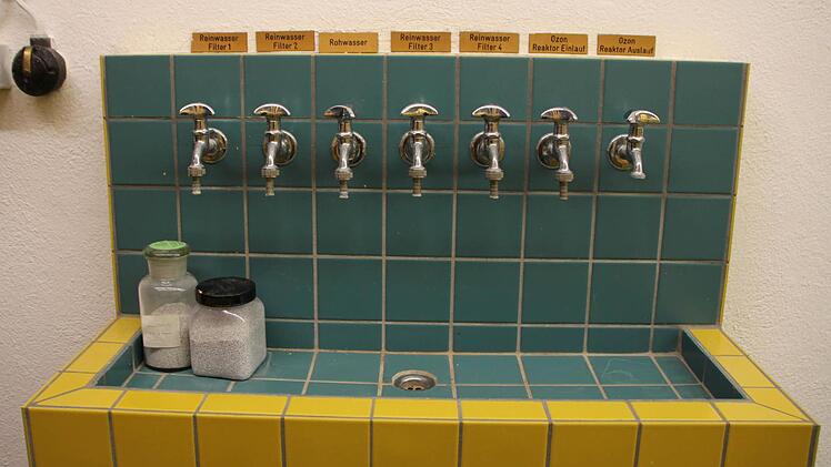 Ein Hahn pro Filterstufe: So kann das Wasser manuell überprüft werden. Foto: Ulrike Müller
