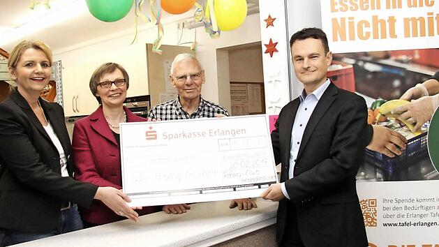 Gaby Richter, Gertrud K&ouml;nig und Gerd M&uuml;ller nahmen den symbolischen Scheck von Wilhelm Griga (v. l.) entgegen. Foto: Richard S&auml;nger