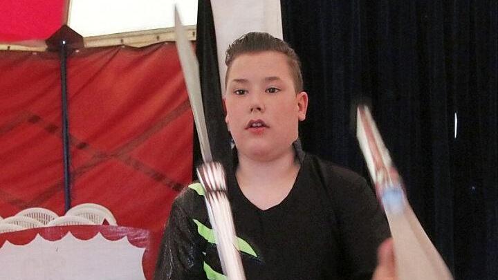 Jordan (14) jongliert unter anderem mit scharfen Messern.  Fotos: Josef Hofbauer