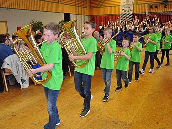 Die Nachwuchs-Bläserklasse Holzblech leitete den Konzertabend des Musikvereins Döllautaler in der Mottener Mehrzweckhalle ein.  Foto: Petra Heurich