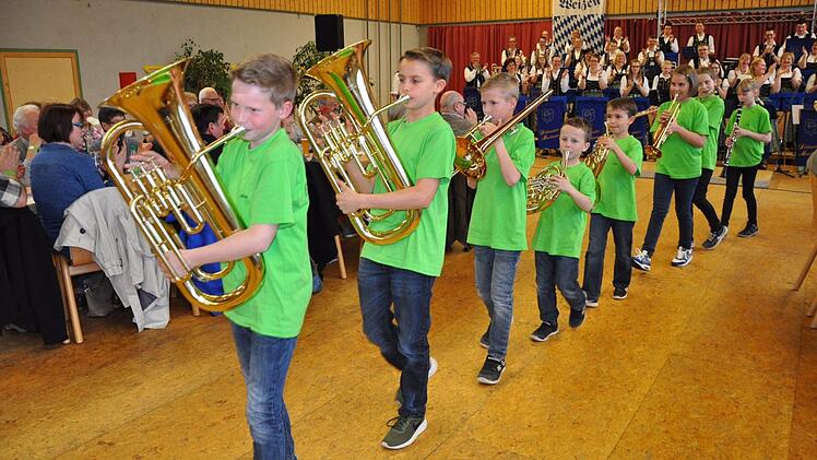 Die Nachwuchs-Bläserklasse Holzblech leitete den Konzertabend des Musikvereins Döllautaler in der Mottener Mehrzweckhalle ein.  Foto: Petra Heurich