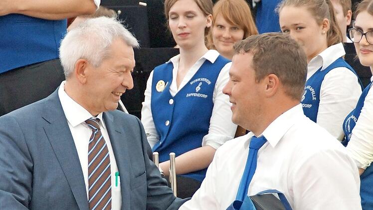 Landrat Johann Kalb (l.) und Thomas Ries, der heute dem Musikverein Zapfendorf vorsteht