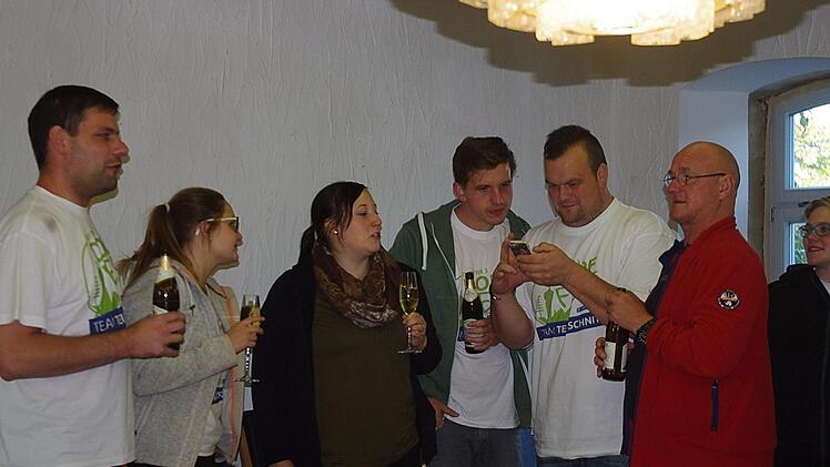 Erste Gl&uuml;ckw&uuml;nsche per Handy Foto: Heike Sch&uuml;lein