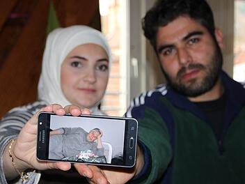 Sie bitten um Hilfe: Ammar Zaidan und seine Frau Arij Cherbaij sammeln Spenden für den kranken Vater in Syrien. Foto: Ulrike Müller