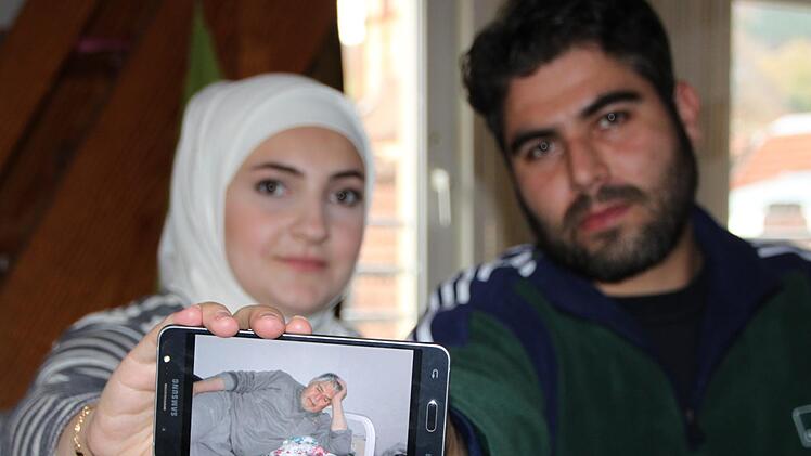 Sie bitten um Hilfe: Ammar Zaidan und seine Frau Arij Cherbaij sammeln Spenden für den kranken Vater in Syrien. Foto: Ulrike Müller