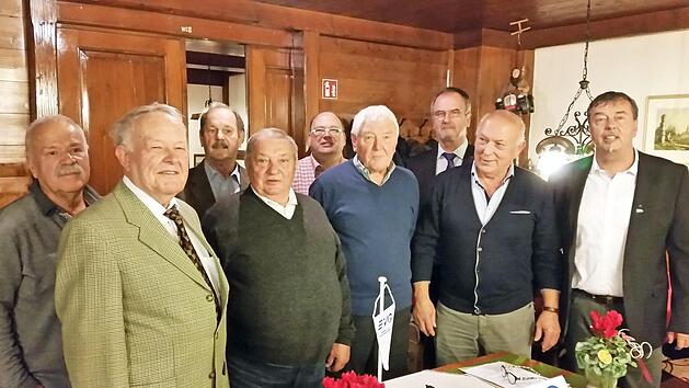 Die Forchheimer Jubilare mit Klaus Obst (r.) und Seniorenleiter J&uuml;rgen Kraus (daneben) Foto: privat