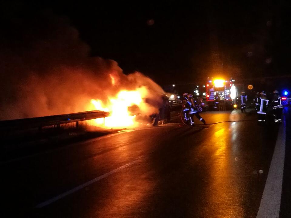 Oberfranken: Militärfahrzeug bleibt auf Autobahn liegen und fängt beim Abschleppen Feuer