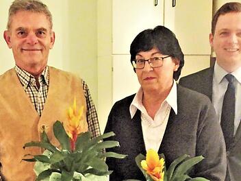 Ehrungen standen bei der Hauptversammlung des Obst- und Gartenbauvereins Heldritt/Grattstadt an (von links): Rudi Laube und Ulrike Bayerlein mit B&uuml;rgermeister Tobias Ehrlicher.  Foto: Volker Gundel