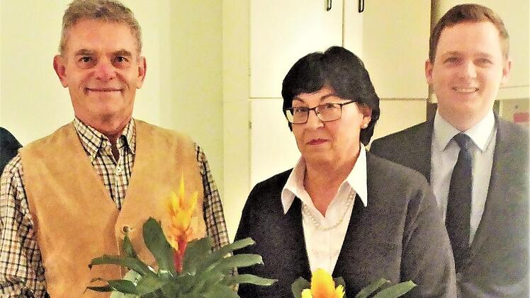 Ehrungen standen bei der Hauptversammlung des Obst- und Gartenbauvereins Heldritt/Grattstadt an (von links): Rudi Laube und Ulrike Bayerlein mit B&uuml;rgermeister Tobias Ehrlicher.  Foto: Volker Gundel