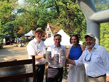 Bürgermeister Gerald Brehm (JL) hat am Freitag das Kulturfeuerwerk eröffnet. Mit dabei waren Landrat Alexander Tritthart (CSU), Birgit Völker, Elternbeirat Gymnasium, und Karsten Wiese, Vorsitzender des Kellerbergvereins. Fotos: Andreas Dorsch/Franziska Rieger (2)