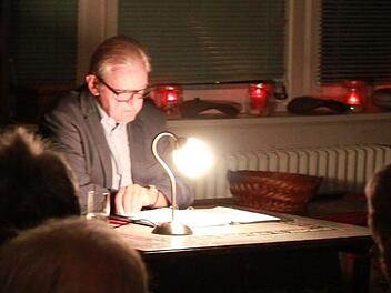 Im stimmungsvollen Ambiente des Heimatmuseums machte Hans Driesel deutlich, wie zentral die Bedeutung der Farbe Rot für den Menschen ist.Katharina Becht