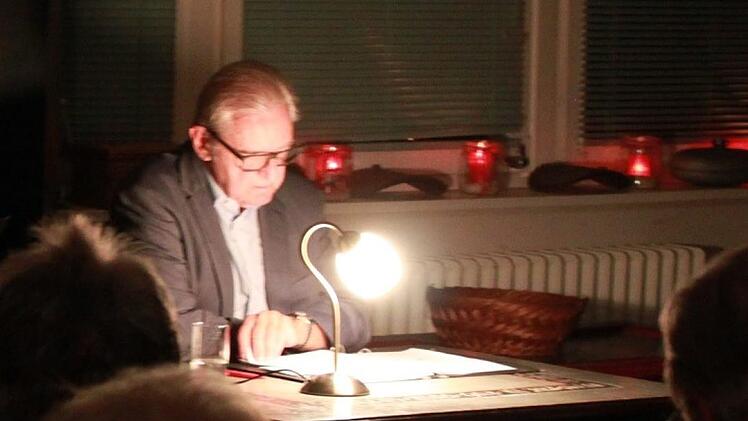 Im stimmungsvollen Ambiente des Heimatmuseums machte Hans Driesel deutlich, wie zentral die Bedeutung der Farbe Rot für den Menschen ist.Katharina Becht