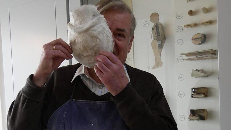 Horst Gundel erklärt, wie Maskenformen früher gemacht wurden:  gerissenes Papier und Kleister, was dann auf Öfen trocknete.