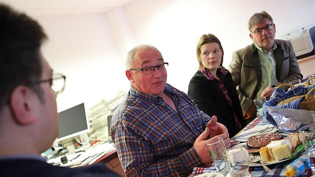 Die Landwirte w&uuml;nschen sich sich mehr Toleranz f&uuml;r ihren Berufsstand. Im Bild von links: FT-Redakteur Marco Mei&szlig;ner, Kreisobmann Erwin Schwarz, Tina Langenscheidt, Sachgebietsleiterin Ern&auml;hrung im Amt f&uuml;r Landwirtschaft, sowie Beh&ouml;rdenleiter Guido Winter. Foto: Marian Hamacher