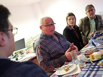 Die Landwirte wünschen sich sich mehr Toleranz für ihren Berufsstand. Im Bild von links: FT-Redakteur Marco Meißner, Kreisobmann Erwin Schwarz, Tina Langenscheidt, Sachgebietsleiterin Ernährung im Amt für Landwirtschaft, sowie Behördenleiter Guido Winter. Foto: Marian Hamacher