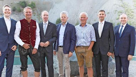 Der alte und neue Vorstand des Lions-Clubs Bayreuth-Kulmbach; im Bild (von links) Ulrich Simon (Sekret&auml;r), Friedhelm Schwender (Vizepr&auml;sident), Ingo Rausch (Pastpr&auml;sident), Michael Schicker (Pr&auml;sident), Michael Pfitzner (Club-Master), Karl-Wilhelm Temmen (Sekret&auml;r) und Klaus Sch&auml;fer (Schatzmeister) Foto: privat