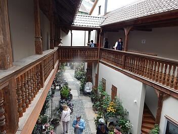 So kennt den früheren Ratskeller am Kulmbacher Marktplatz kaum jemand. Beim Tag des offenen Denkmals durften die Besucher den schönen Innenhof mit den gedrechselten Holzbrüstungen erkunden.Foto: Horst Wunner
