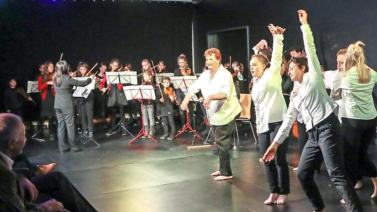 Am Nachmittag probten sie zum ersten Mal gemeinsam, am Abend traten sie zusammen auf: das Streichorchester der Musikschule (hinten) und die inklusive Tanzgruppe "Wackelkontakt" (vorne).