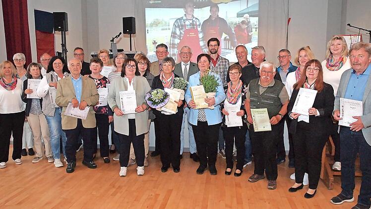 Unser Bild zeigt die Geehrten des Obst- und Gartenbauvereins Lisberg .