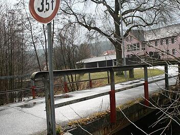 In der Brückenstraße in Premich befindet sich eine Brücke, die dringend sanierungsbedürftig ist. Um Geld zu sparen, könnten sich die Premicher vorstellen, dass den Übergang künftig nur noch Fußgänger nutzen. Foto: Björn Hein