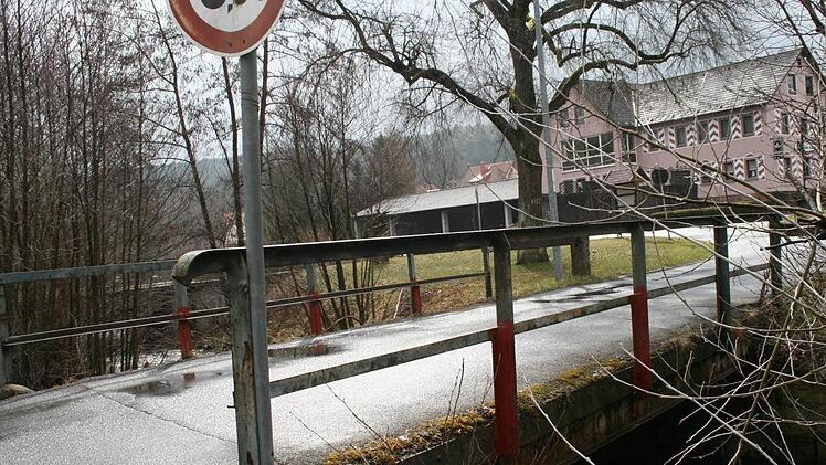 In der Brückenstraße in Premich befindet sich eine Brücke, die dringend sanierungsbedürftig ist. Um Geld zu sparen, könnten sich die Premicher vorstellen, dass den Übergang künftig nur noch Fußgänger nutzen. Foto: Björn Hein