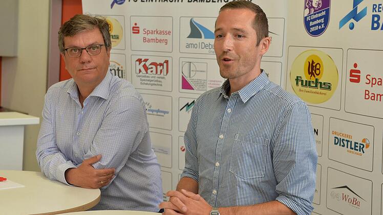 FCE-Vorsitzender Mathias Zeck (l.) bei der Präsentation des neuen Trainers Roberto Pätzold