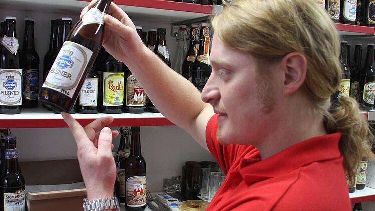 "Das ist ein Spitzenbier! Meine Freunde in Bingham werden das in vollen Zügen genießen", freut sich Braumeister Robert Smith. Er hält eine Flasche aus der Kontrollabfüllung der Lieferung für das Bierfest in Händen. Auch die Bierflaschen im Hintergrund sind Kontrollflaschen, die bis zum Ende des Haltbarkeitsdatums aufgehoben werden müssen. Und dann wird dieses gute Bier weggekippt, weil es nicht versteuert ist und nicht in den Umlauf gebracht werden darf.  Foto: Friedwald Schedel