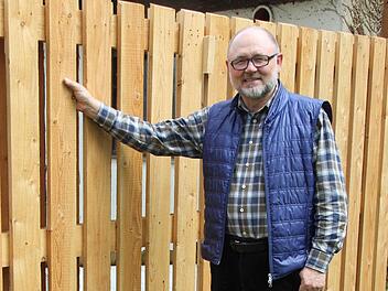 Zurückgezogen, aber nicht abgeschottet, auch wenn der eben erst selbst geschreinerte Zaun einen anderen Eindruck vermittelt: Altbürgermeister Robert Herrmann in seinem Garten, der direkt an den Anlagenring angrenzt. Foto: Ralf Kestel
