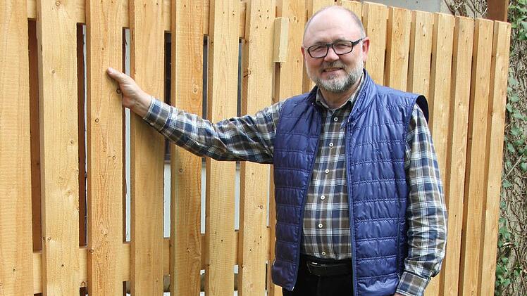 Zurückgezogen, aber nicht abgeschottet, auch wenn der eben erst selbst geschreinerte Zaun einen anderen Eindruck vermittelt: Altbürgermeister Robert Herrmann in seinem Garten, der direkt an den Anlagenring angrenzt. Foto: Ralf Kestel