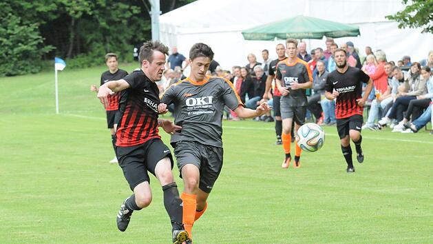 Wer ist schneller - Reichenbachs Christian Pickel (links) oder M&uuml;nnerstadts Lucas Fleischmann? M&uuml;nnerstadt gewinnt diese Partie jedenfalls mit 2:0 und wird Stadtmeister. F&uuml;r den FC Reichenbach reicht es wegen Personalmangels am Ende nur zu Platz Drei.  Foto: ssp