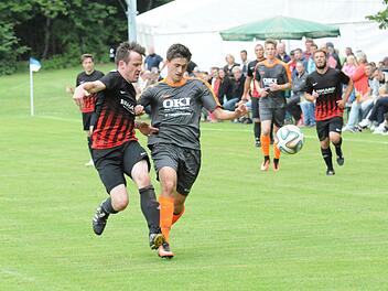 Wer ist schneller - Reichenbachs Christian Pickel (links) oder Münnerstadts Lucas Fleischmann? Münnerstadt gewinnt diese Partie jedenfalls mit 2:0 und wird Stadtmeister. Für den FC Reichenbach reicht es wegen Personalmangels am Ende nur zu Platz Drei.  Foto: ssp