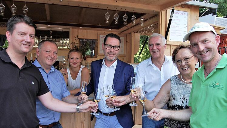 Den Rhön-Whisky der Edelbrandsommelière Franziska Bischof (Mitte), "Brennerin des Jahres 2018", verkosteten (von links) Landtagsabgeordneter Sandro Kirchner, Landrat Thomas Bold, Mathias Kröhnert, Fachberater Brennereiwesen der Bayerischen Landesanstalt für Weinbau und Gartenbau, Bürgermeister Jürgen Karle, Bezirksrätin Karin Renner und Thorn Plöger, Geschäftsführer der Rhön GmbH.Sigismund von Dobschütz