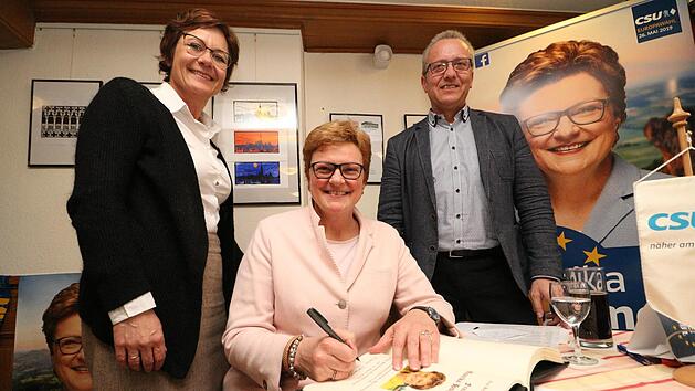 Monika Hohlmeier tr&auml;gt sich im Beisein von B&uuml;rgermeisterin Anja Gebhardt (SPD,links) und CSU-Chef Michael Kn&ouml;rlein (rechts) ins Goldene Buch der Gemeinde Kirchehrenbach ein. Fotos: Josef Hofbauer