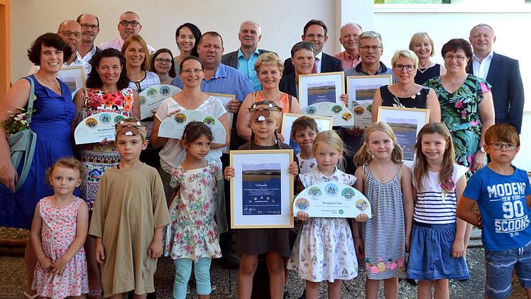 Acht Schulen und ein Kindergarten sind seit Wochenmitte zertifizierte Biosphärenschule / Biossphärenkindergarten im Landkreis Bad Kissingen. Urkunden und Auszeichnungsschilder wurden im Beisein von Landrat Thomas Bold von der Geschäftsführerin des deutschen MAB-Nationalkomitees, Barbara Engels an die einzelnen Vertreter überreicht.Peter Rauch