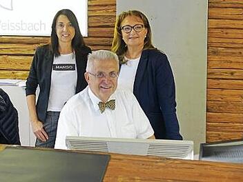 Drei Jubilare in der Praxis der Zahnärzte Weissbach. Von links Alexandra Spindler (zahnmedizinische Fachangestellte), Praxisgründer Reinhold Weissbach, Lisa Wagner (zahnmedizinische Verwaltungsassistentin). Foto: K.-H. Hofmann