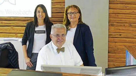 Drei Jubilare in der Praxis der Zahnärzte Weissbach. Von links Alexandra Spindler (zahnmedizinische Fachangestellte), Praxisgründer Reinhold Weissbach, Lisa Wagner (zahnmedizinische Verwaltungsassistentin). Foto: K.-H. Hofmann