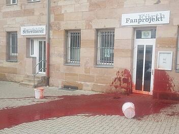 Unbekannte Täter sollen mehrere Liter einer rötlichen Flüssigkeit, wobei es sich wahrscheinlich um Tierblut handelt, an die Fassade und den Vorplatz des Fürther Fanprojekts in der Theresienstraße geschüttet haben.  Foto: Fanprojekt Fürth