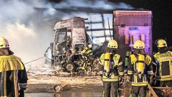Der brennende Sattelzug blockierte stundenlang die Autobahn.  Foto: News5/Merzbach