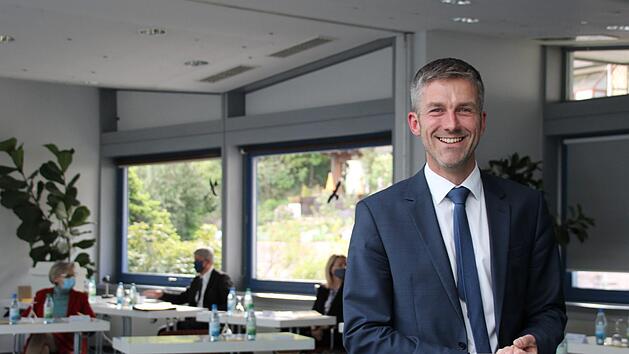 Souverän leitet der neue Bürgermeister Jochen Vogel seine erste Stadtratssitzung. Die Tische stehen in gebührendem Abstand zueinander. Einzelne Stadträte tragen einen Mund- und Nasenschutz. Foto: Ulrike Müller